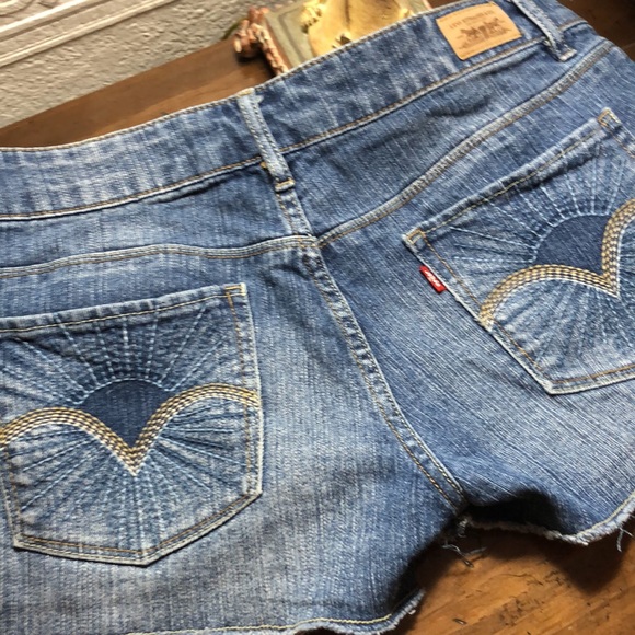 Levis shorts size 7